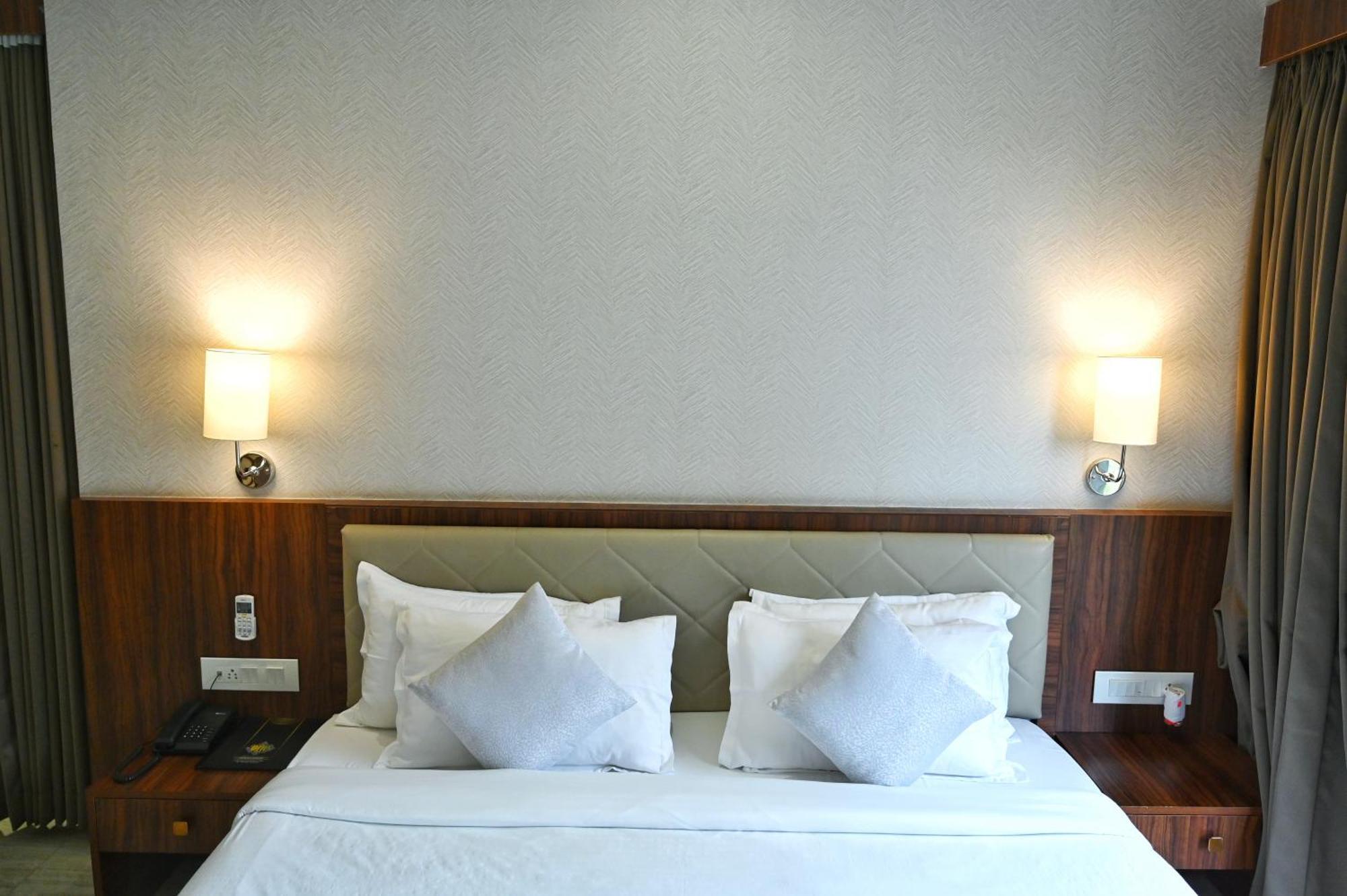 The One Hotel Nashik Ngoại thất bức ảnh